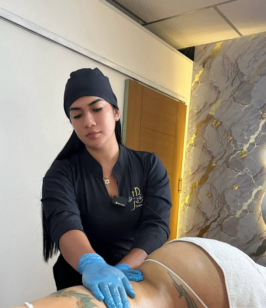 Jenny Briggs aplicando un tratamiento postoperatorio
